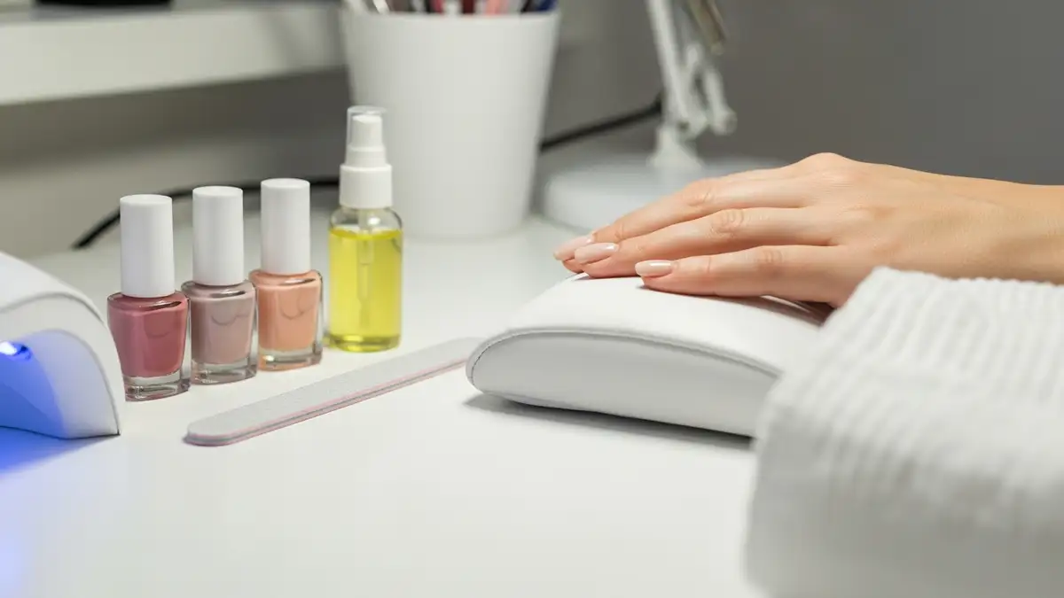 Paznokcie aura nails - kiedy pasują do krótkiej płytki - hero image